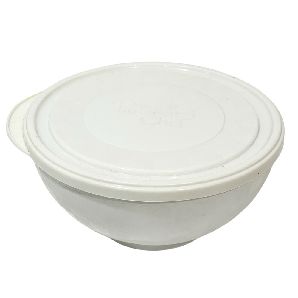 The Pampered Chef White 3 Cup Plastic Bowl‎ with Lid